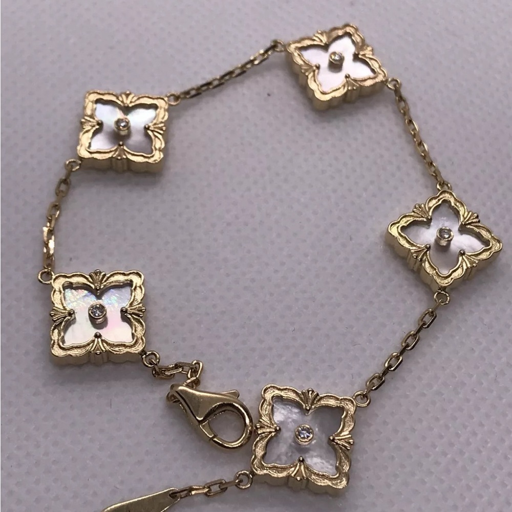 solid gold 18 k and diamond 5 motive clover bracelet reversible .Made in Italy .